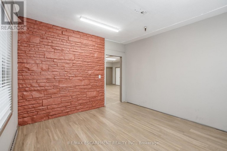18 LINDEN STREET, Hamilton (Crown Point), Ontario, L8L3H6