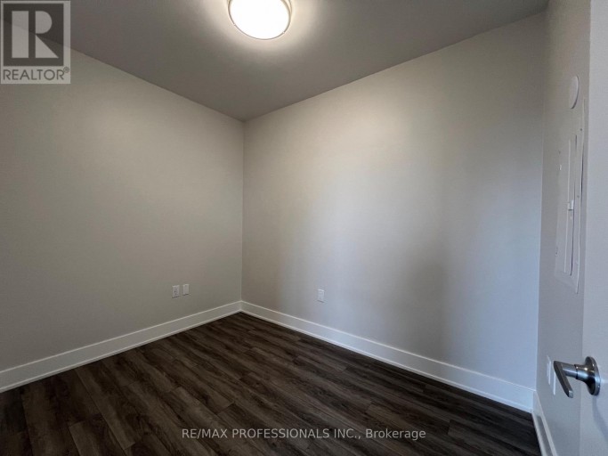121 - 62 DIXFIELD DRIVE, Toronto (Eringate-Centennial-West Deane), Ontario, M9C3W1