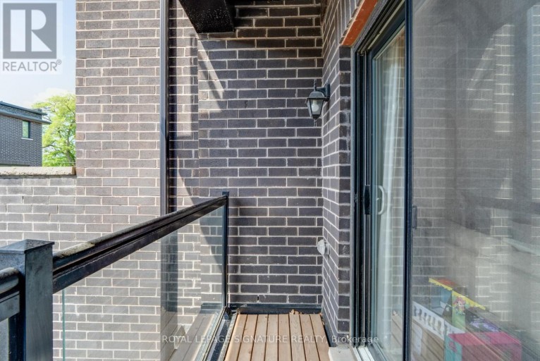 UPPER - 59 CREEKBANK ROAD, Toronto (Rustic), Ontario, M6L0A4