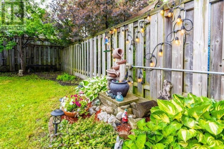 15 TUNA COURT, Hamilton (Templemead), Ontario, L8W1S1