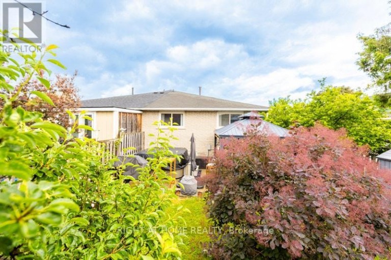 15 TUNA COURT, Hamilton (Templemead), Ontario, L8W1S1