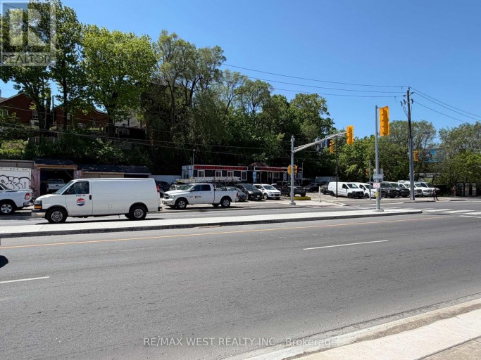 2471 EGLINTON AVENUE W, Toronto (Keelesdale-Eglinton West), Ontario, M6M1S8