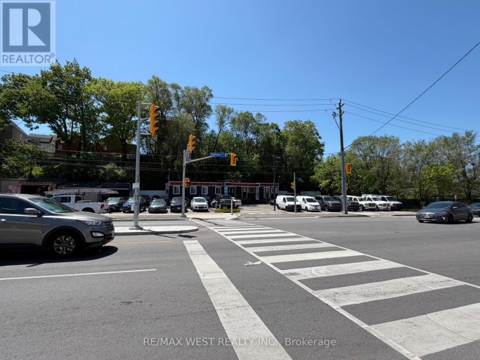 2471 EGLINTON AVENUE W, Toronto (Keelesdale-Eglinton West), Ontario, M6M1S8