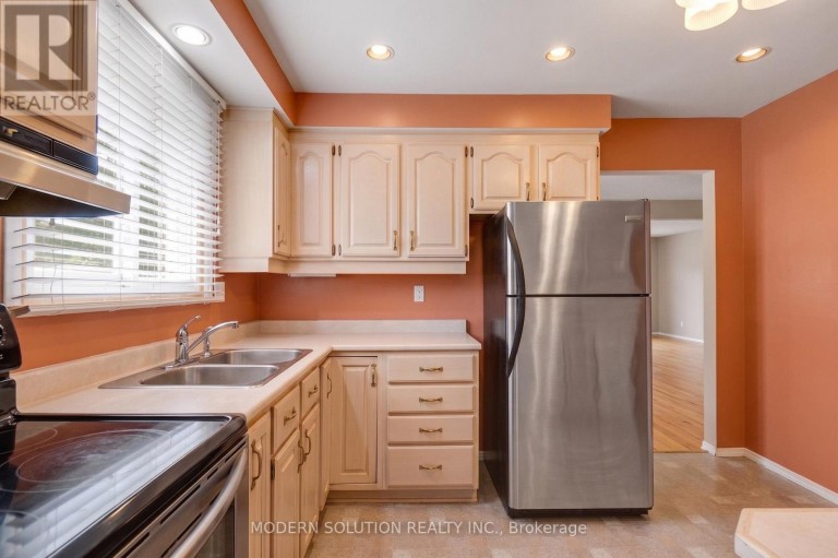 108 FASSETT COURT, Hamilton (Rolston), Ontario, L9G4E7