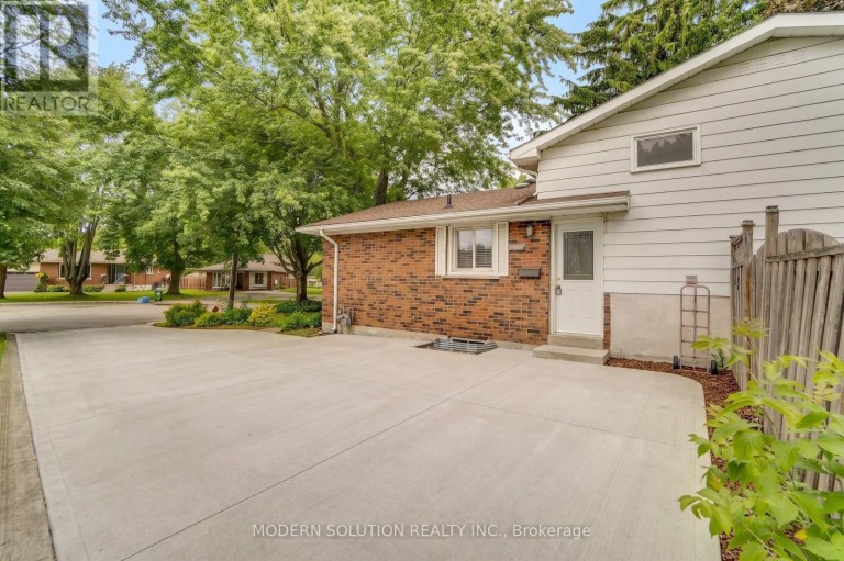 108 FASSETT COURT, Hamilton (Rolston), Ontario, L9G4E7