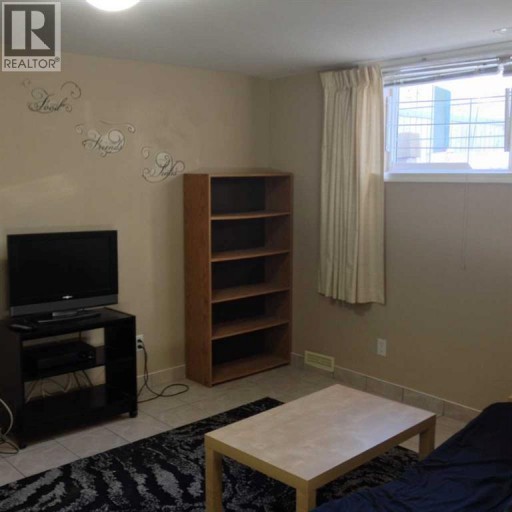 2457 22A Street NW, Calgary, Alberta, T2M3X8