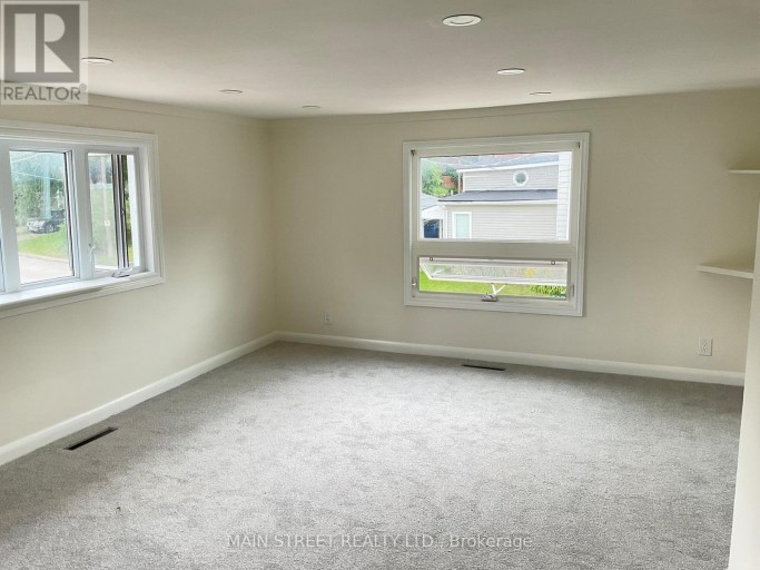 UPPER - 161 CHARLOTTE STREET, Newmarket (Gorham-College Manor), Ontario, L3Y3S7