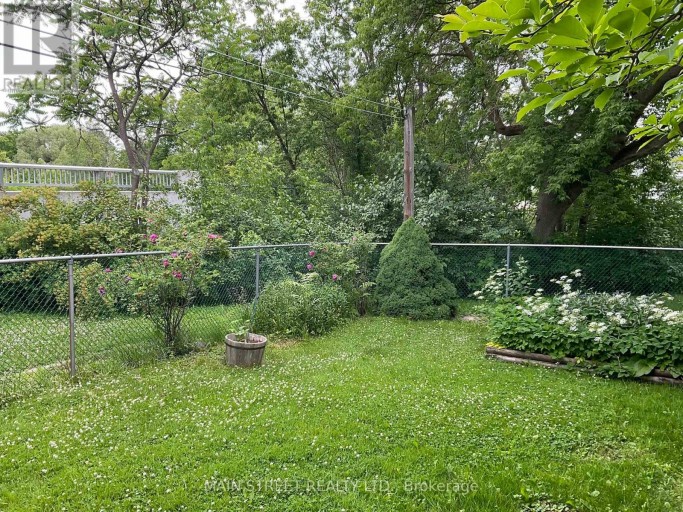 UPPER - 161 CHARLOTTE STREET, Newmarket (Gorham-College Manor), Ontario, L3Y3S7