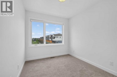 8554 19 Avenue SE Calgary Alberta photo 36