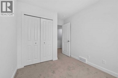 8554 19 Avenue SE Calgary Alberta photo 37