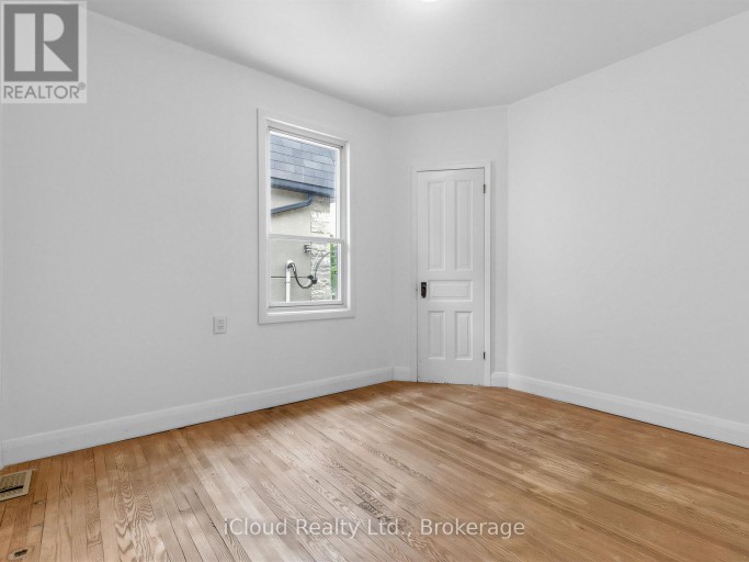 1303 WOODBINE AVENUE, Toronto (Woodbine-Lumsden), Ontario, M4C4E8
