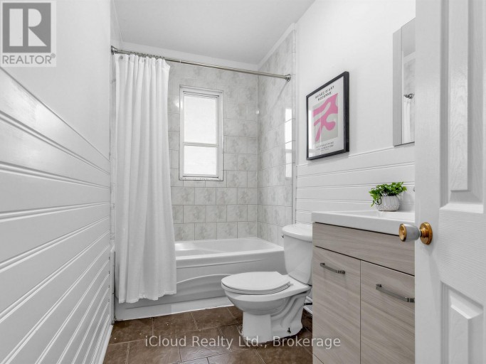 1303 WOODBINE AVENUE, Toronto (Woodbine-Lumsden), Ontario, M4C4E8