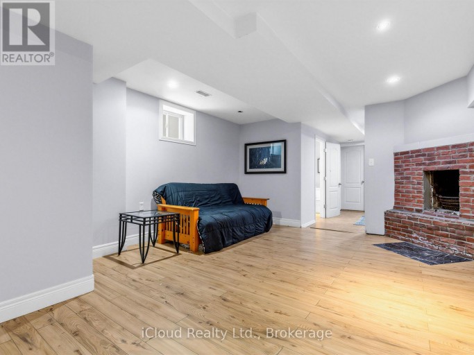 1303 WOODBINE AVENUE, Toronto (Woodbine-Lumsden), Ontario, M4C4E8