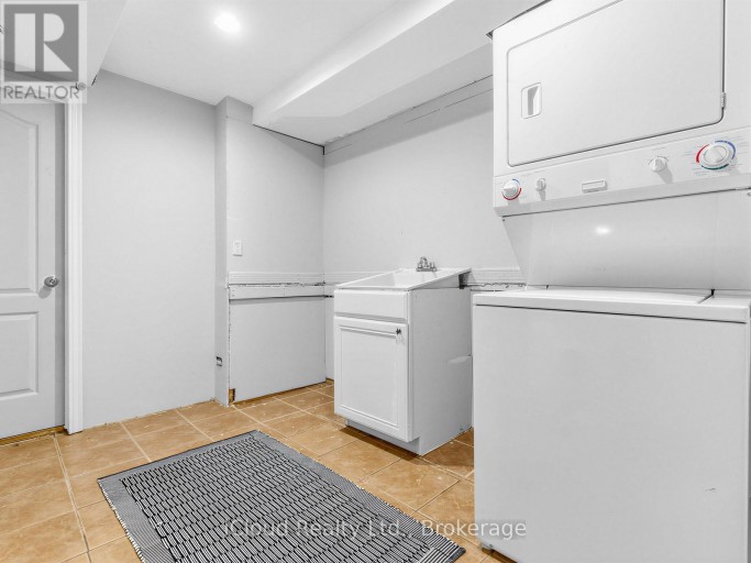 1303 WOODBINE AVENUE, Toronto (Woodbine-Lumsden), Ontario, M4C4E8