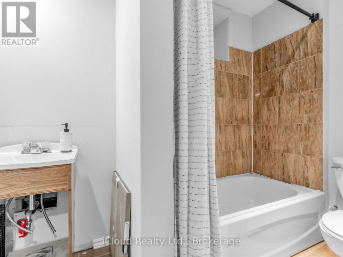 1303 WOODBINE AVENUE, Toronto (Woodbine-Lumsden), Ontario, M4C4E8