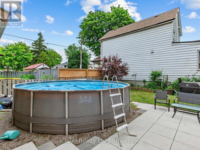 1303 WOODBINE AVENUE, Toronto (Woodbine-Lumsden), Ontario, M4C4E8