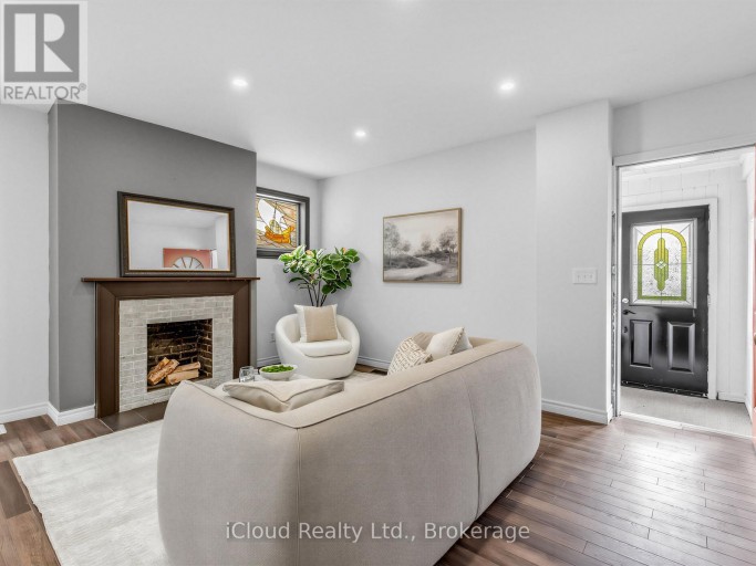 1303 WOODBINE AVENUE, Toronto (Woodbine-Lumsden), Ontario, M4C4E8