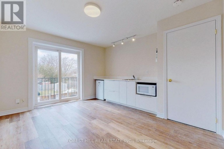 6068 YONGE STREET, Toronto (Newtonbrook West), Ontario, M2M3W6