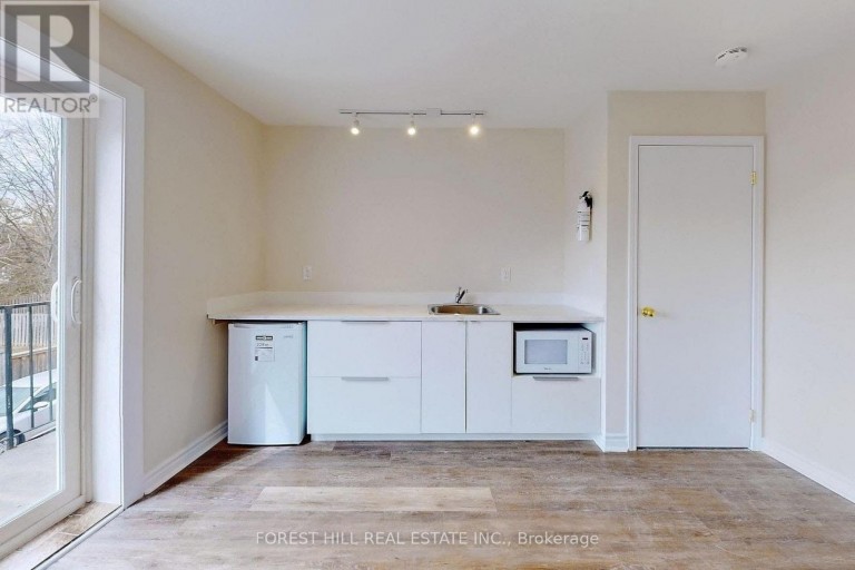 6068 YONGE STREET, Toronto (Newtonbrook West), Ontario, M2M3W6