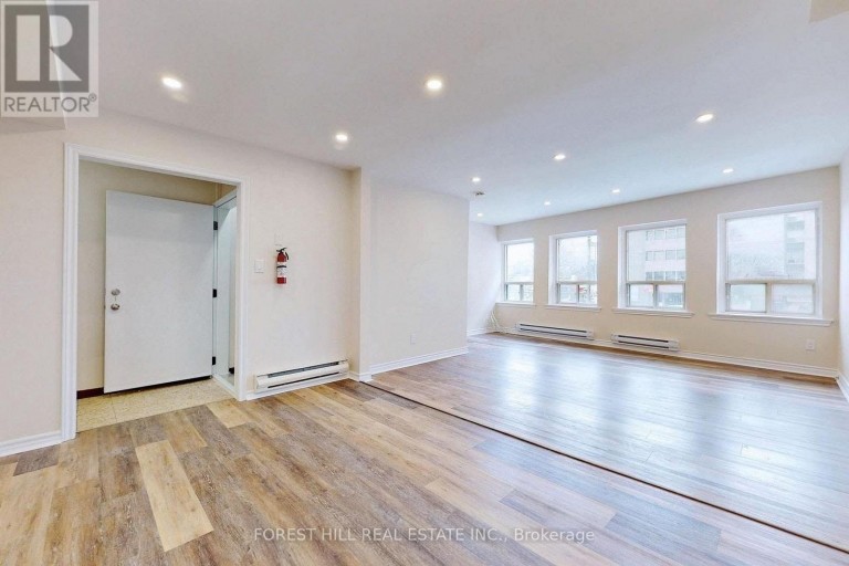 6068 YONGE STREET, Toronto (Newtonbrook West), Ontario, M2M3W6
