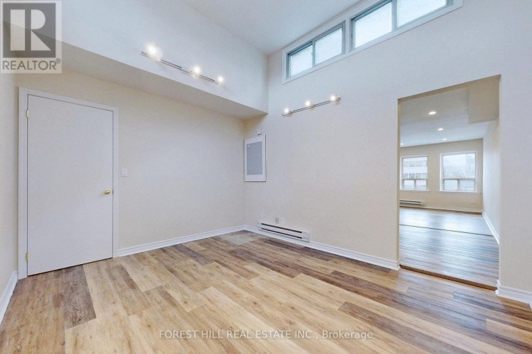 6068 YONGE STREET, Toronto (Newtonbrook West), Ontario, M2M3W6