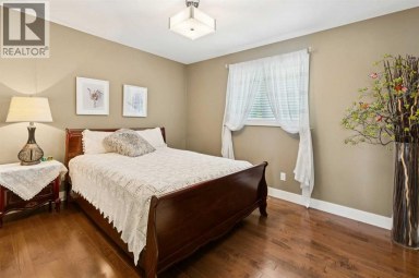 41 Sidon Crescent SW Calgary Alberta photo 36