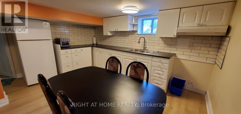 38 MADELAINE AVENUE, Toronto (Oakridge), Ontario, M1L2X7