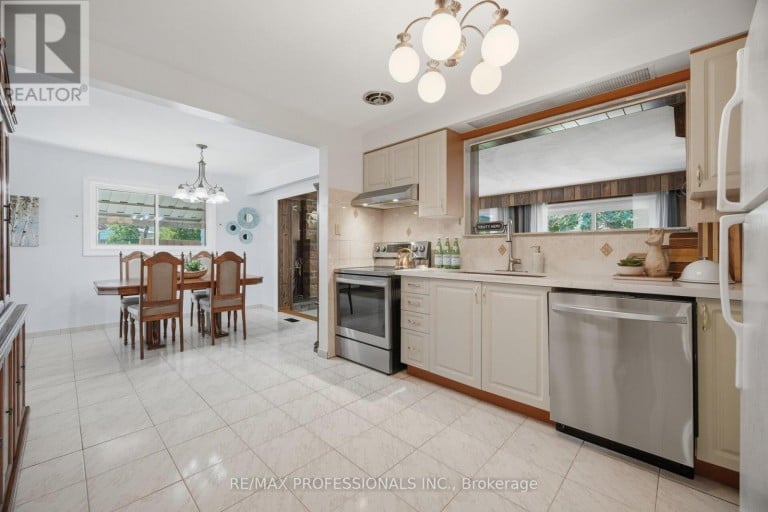 74 RINGWAY CRESCENT, Toronto (Elms-Old Rexdale), Ontario, M9W1X4