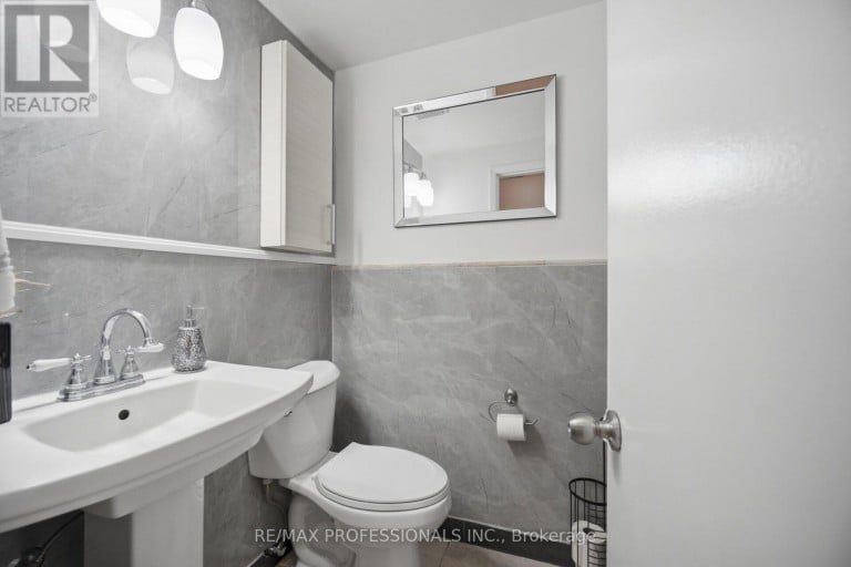 74 RINGWAY CRESCENT, Toronto (Elms-Old Rexdale), Ontario, M9W1X4