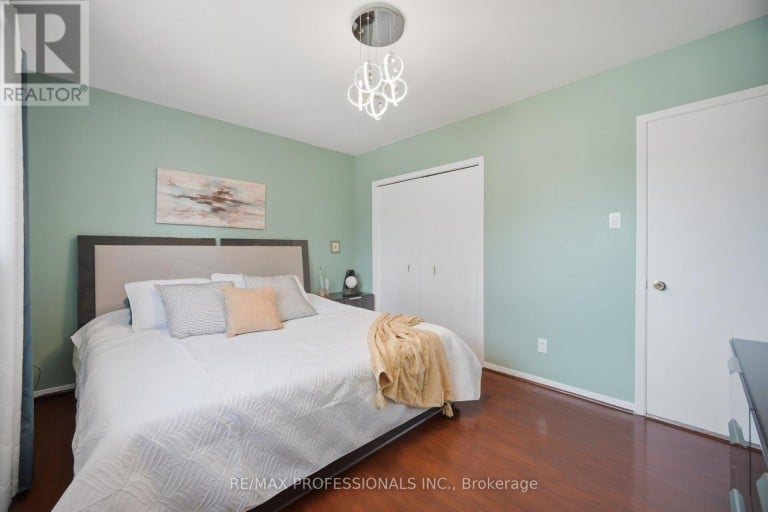 74 RINGWAY CRESCENT, Toronto (Elms-Old Rexdale), Ontario, M9W1X4