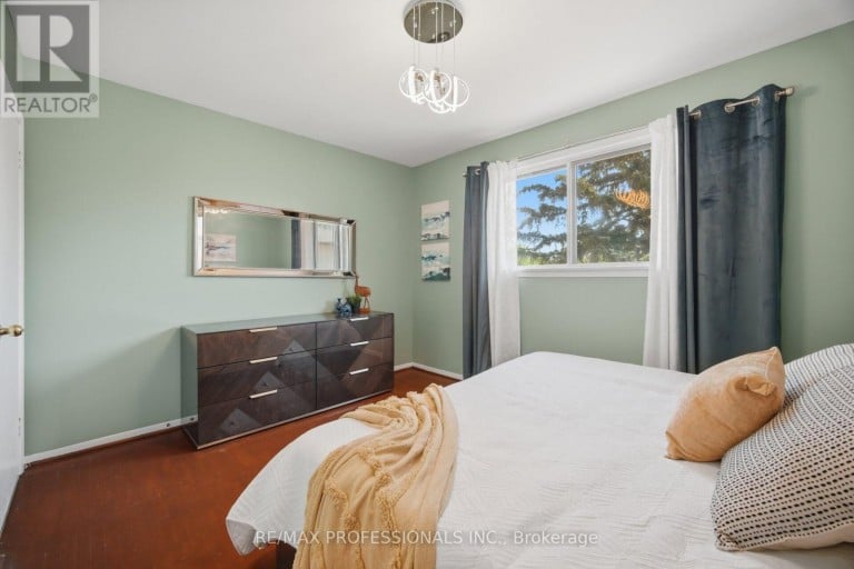 74 RINGWAY CRESCENT, Toronto (Elms-Old Rexdale), Ontario, M9W1X4