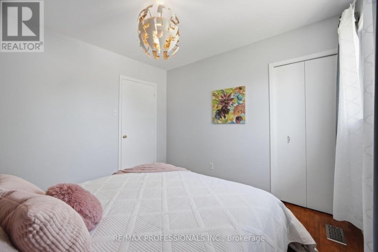 74 RINGWAY CRESCENT, Toronto (Elms-Old Rexdale), Ontario, M9W1X4