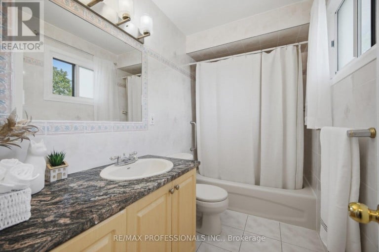 74 RINGWAY CRESCENT, Toronto (Elms-Old Rexdale), Ontario, M9W1X4