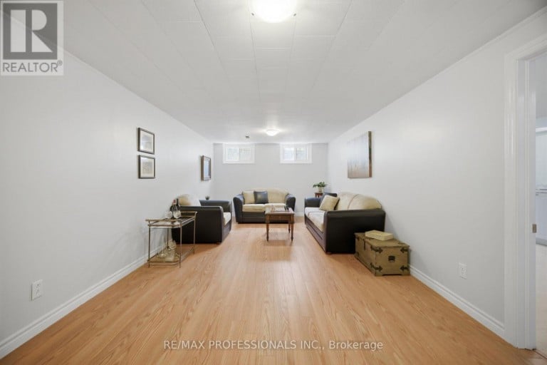 74 RINGWAY CRESCENT, Toronto (Elms-Old Rexdale), Ontario, M9W1X4