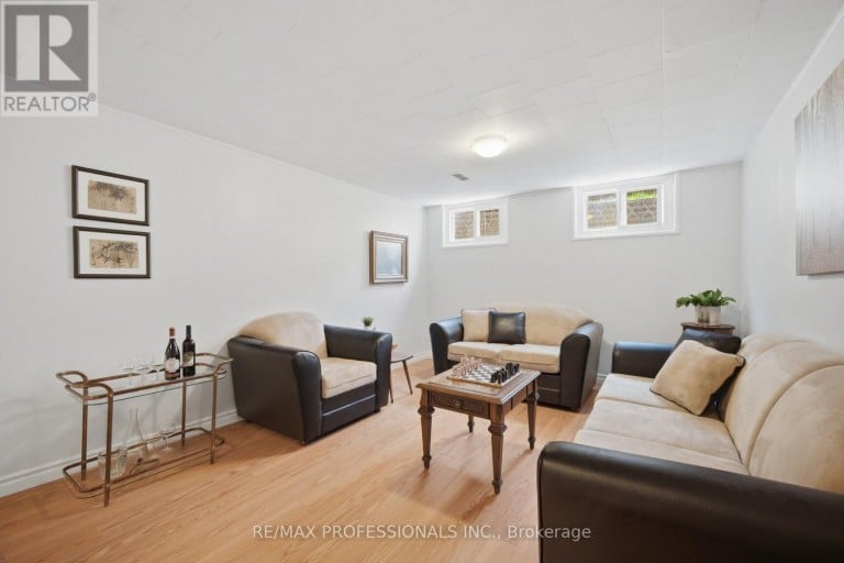 74 RINGWAY CRESCENT, Toronto (Elms-Old Rexdale), Ontario, M9W1X4