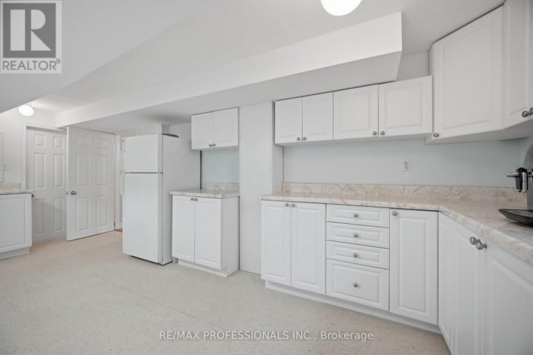 74 RINGWAY CRESCENT, Toronto (Elms-Old Rexdale), Ontario, M9W1X4