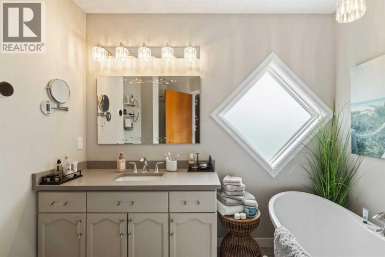 217 Douglas Glen Close SE, Calgary, Alberta, T2Z2V7