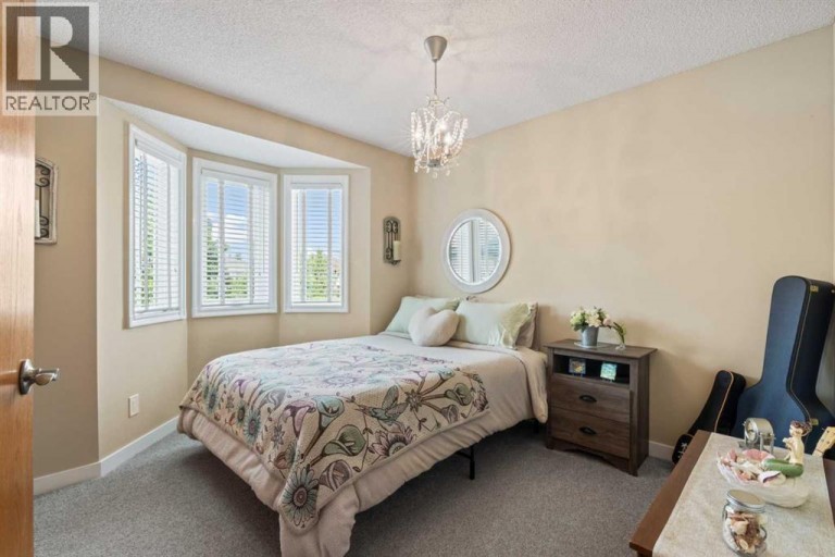 217 Douglas Glen Close SE, Calgary, Alberta, T2Z2V7