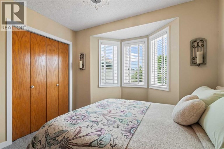 217 Douglas Glen Close SE, Calgary, Alberta, T2Z2V7