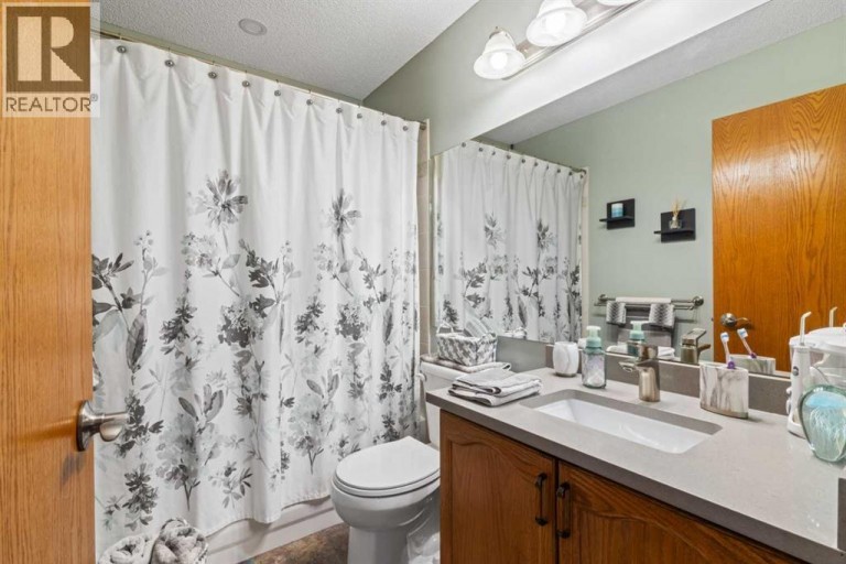 217 Douglas Glen Close SE, Calgary, Alberta, T2Z2V7