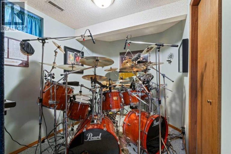 217 Douglas Glen Close SE, Calgary, Alberta, T2Z2V7