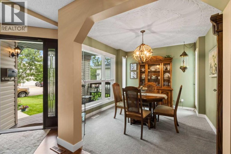 217 Douglas Glen Close SE, Calgary, Alberta, T2Z2V7