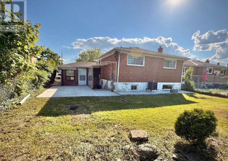 7461 NETHERWOOD ROAD, Mississauga (Malton), Ontario, L4T2N7