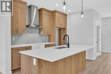26 Versant Path SW Calgary Alberta photo 1