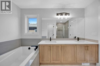 26 Versant Path SW Calgary Alberta photo 25