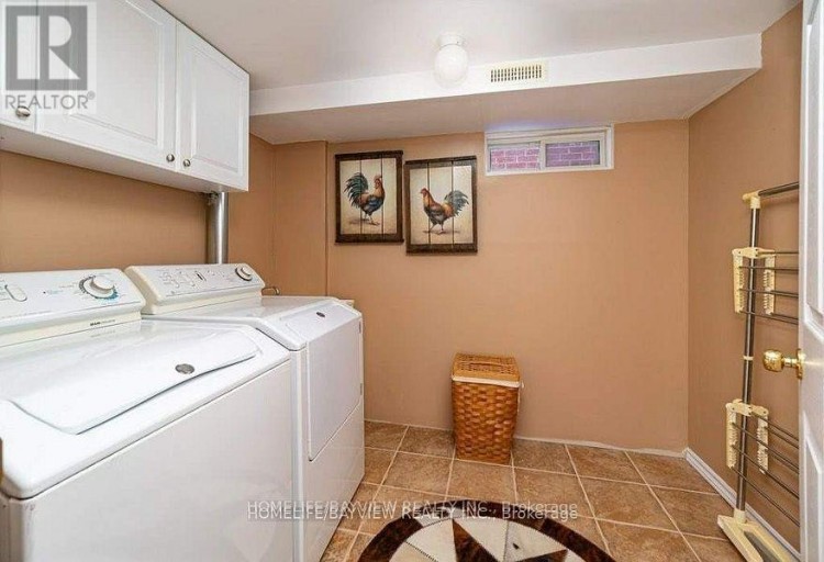LOWER - 798 HILTON BOULEVARD, Newmarket (Stonehaven-Wyndham), Ontario, L3X2H6