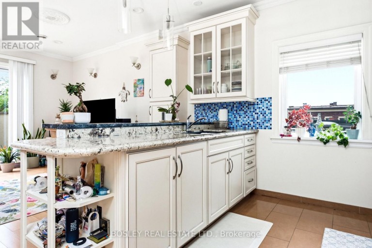 3 - 115 RONCESVALLES AVENUE, Toronto (Roncesvalles), Ontario, M6R2K9