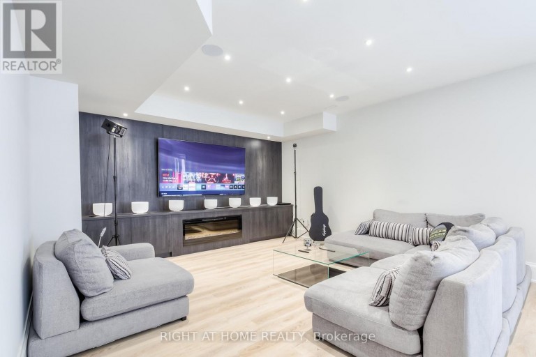 124 SHAVER AVENUE N, Toronto (Islington-City Centre West), Ontario, M9B4N8