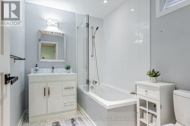 LOWER - 110 STRATHNAIRN AVENUE, Toronto (Beechborough-Greenbrook), Ontario, M6M2G1