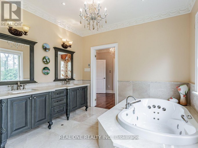 15 ROYAL OAK DRIVE, Toronto (Bridle Path-Sunnybrook-York Mills), Ontario, M3C2M3